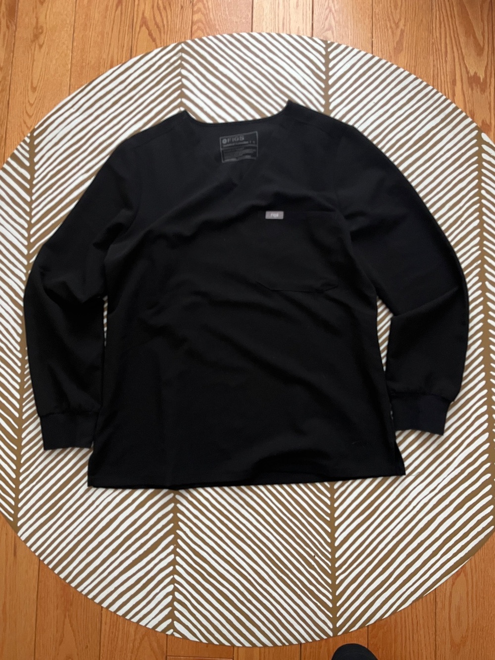 FIGS V Neck Long Sleeve Scrub Top Black (women’s S)